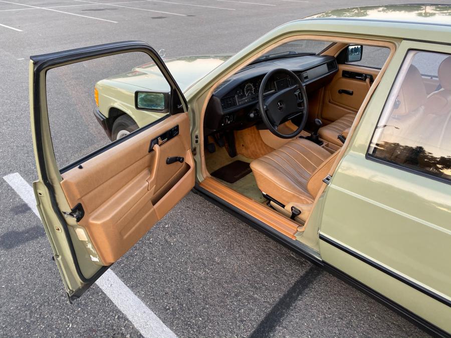 Интерьер Mercedes-Benz 190 D (W124) 1984 года  (NA) (фото 133 из 240)